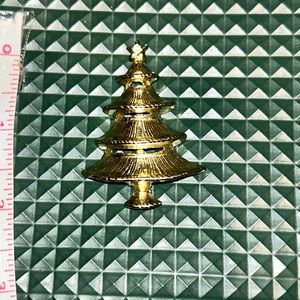 Gold tone Christmas 🎄 tree brooch